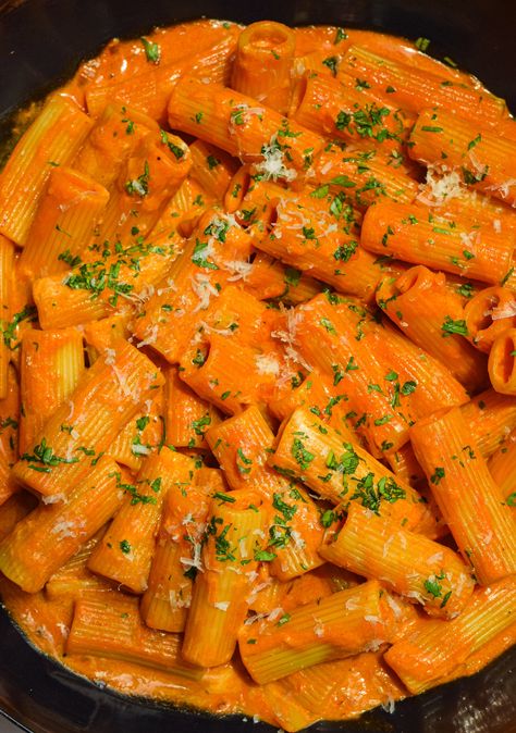 Pasta Alla Vodka - Easy weeknight cooking Vodka Pasta Recipe Chicken, Fusilli Alla Vodka, Pasta Vodka Recipes, Pasta A La Vodka Recipes, Pasta Alla Vodka Recipe, Creamy Vodka Pasta Recipes, Chicken Alla Vodka, Penna Alla Vodka Recipes, Healthy Vodka Pasta