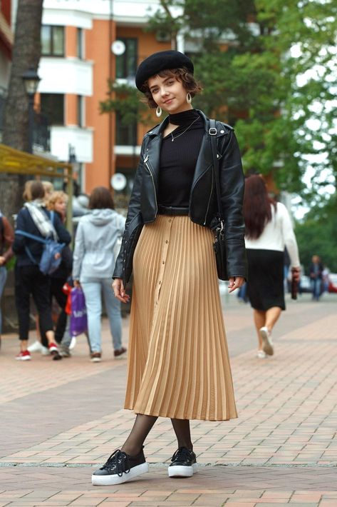 long pleated skirt, leather jacket, sneakers, beret Long Pleated Skirt, Leather Beret, Pleat Skirt, Pleated Long Skirt, Female Style, Teenage Fashion, Photos Of Women, Female Poses, Girls Life