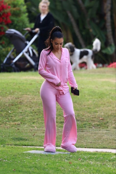 Kim Kardashian In Pink, Kim Kardashian Hot, Kim Kadarshian, Pink Pjs, Kardashian Beauty, Unique Girls, Kim Kardashian Hair, Kardashian Hair, Kim Kardashian Outfits