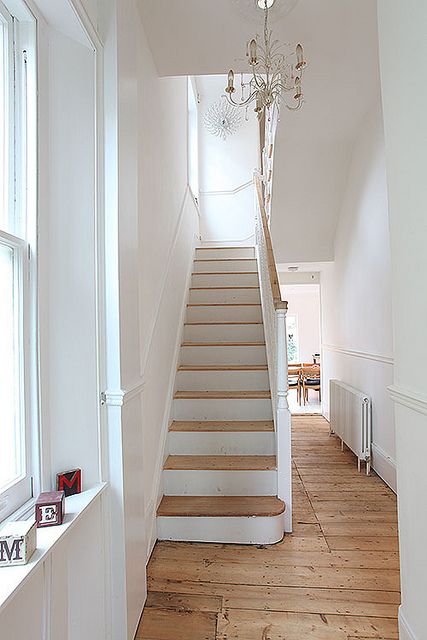 Staircase. Simple white painted backs and wood tops..looks crisp and beautiful. Grey And White Hallway, White Hallway Ideas, White Hallway, Vstupná Hala, Painted Staircases, Hallway Inspiration, Hallway Designs, Painted Stairs, Wooden Staircases