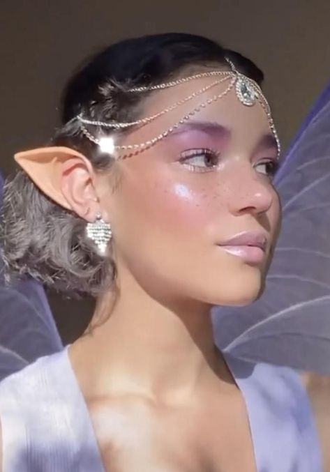 fairy aesthetic #halloweendecoration #halloween #halloweenideas Fairy And Elf Costume, Fairy Costume Aesthetic Makeup, Cool Fairy Costume, Fairy Garden Costume Halloween, Fairy Hair Jewelry, Cosplay Fairy Costume, Air Fairy Makeup, Nature Elf Costume, Fairy Halloween Costume Makeup