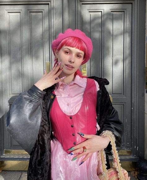 Hot Pink Beret Outfit, Pink Beret Outfit, Beret Outfit, Pink Beret, Pink Feminine, Spring Attire, Unusual Clothes, Lesbian Fashion, Bright Fashion