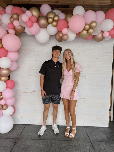 Picture Background Grad Party, Pink High School Graduation Party, Grad Party Pictures, Grad Party Pink, Senior Cars, Pink Grad Party, Grad Party Backdrop, Grad Party Inspo, Senior Table