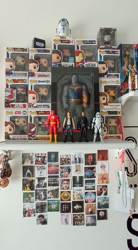 Avengers Room Aesthetic, Pop Culture Bedroom Aesthetic, Marvel Room Decor Aesthetic, Aesthetic Indie Posters, Marvel Room Ideas Aesthetic, Marvel Aesthetic Room, Mini Posters Aesthetic, Marvel Bedroom Aesthetic, Aesthetic Marvel Room Decor