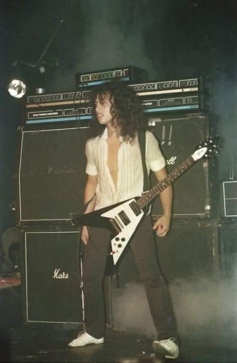 Kirk Hammett -1983 Metallica Kirk Hammett Guitars, Kirk Hammet, Kirk Metallica, Gibson Flying V, Cliff Burton, Dave Mustaine, Kirk Hammett, Putao, Pet Shop Boys