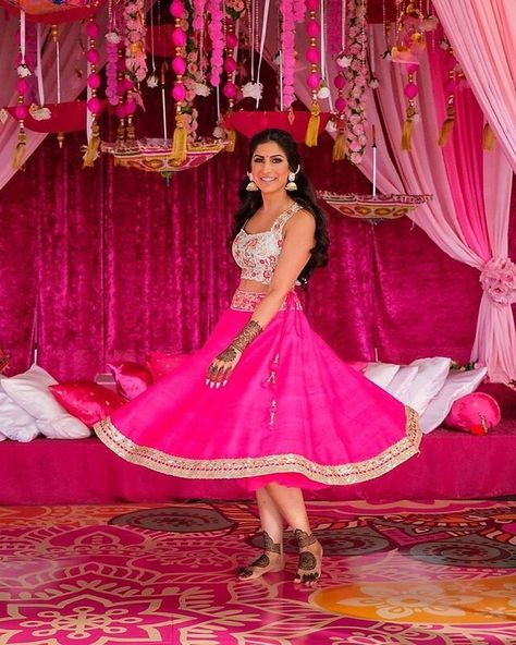 Trending Short Lehenga Skirts For Easy Peasy Mehendi Ceremony #shaadiwish #indianwedding #indianbride #mehendi #mehendioutfits #outfitideas #shortlehengas Short Lehenga, Mehndi Dress For Bride, Mendhi Outfit, Lehenga Skirts, Mehendi Dress, Haldi Dress, Mehndi Outfit, Mehendi Outfit, Mehndi Outfits