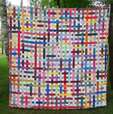 "Simply Woven" - a free Moda pattern Woven Quilt Pattern, Woven Quilt, Arrow Fabric, String Quilt, Red And Pink Roses, Plaid Quilt, Scrap Quilt Patterns, Jellyroll Quilts, Strip Quilts