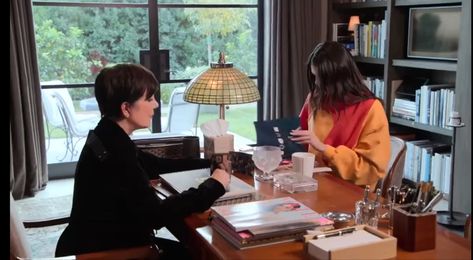 Kris Jenner Office, Kris Jenner House, Kardashian Home, Jenner House, English Cottage Decor, Bella Hadid Outfits, Kris Jenner, House On A Hill, English Cottage