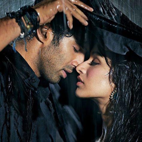 Ashique 2 Pics, Ashique 2, Bollywood Kiss, Kiss Rain, Aashiqui 2, Best Love Pics, Cute Love Photos, Gentleman Aesthetic