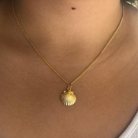 Golden Shell Necklace, Summer Gold Necklace, Summer Assessories, Gold Summer Jewelry, Classy Jewelry Gold, Beach Jewelry Aesthetic, Girls Hangout, Sea Outfit, Golden Necklaces