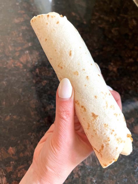 Discover the perfect snack with our Peanut Butter Banana Tortilla Wrap! Easy to prepare, this delicious recipe blends creamy peanut butter and bananas in a tortilla for a nutritious treat. Banana Tortilla Wrap, Bisquick Banana Bread, Easy Nutritious Breakfast, Banana Roll, Fruit Vegetable Smoothie, Tortilla Wrap, Easy Breakfast Recipe, Gluten Free Tortillas, Banana Nutella