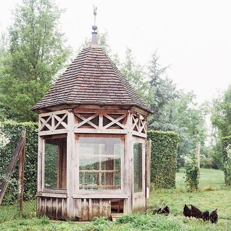 Decorate Your Chicken Coop With These 9 Chic Touches | MyDomaine - Treehouse - House Exterior 20 Chicken Coop, Chicken Coop Decor, Chicken Keeping, Burgundy France, Vanessa Jackman, Diy Chicken Coop, Chicken Coops, Cozy Room, Chicken Coop