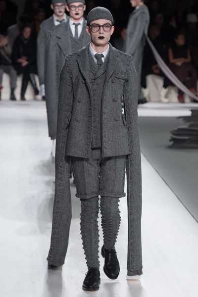 See the complete Thom Browne Fall 2017 Menswear collection. Rustic Mens Fashion, Outrageous Fashion, Anti Fashion, Stylish Mens Fashion, Mens Fashion Fall, Quirky Fashion, Weird Fashion, Latest Mens Fashion, Fashion Sale