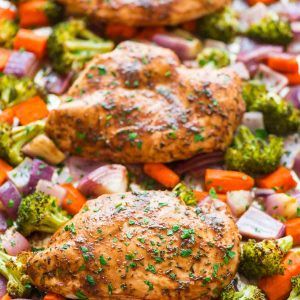 Maple Dijon Chicken and Vegetables {Easy and Healthy!} - WellPlated.com Chicken And Veggie Recipes, Maple Dijon Chicken, Vegetable Dinner, Vegetable Recipes Dinner, Ramen Dinner, High Protein Breakfast Recipes, Dijon Chicken, Chicken Vegetable, Sheet Pan Dinners Recipes