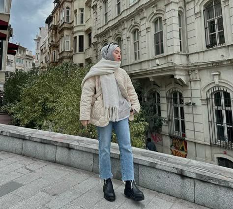 Winter Hijab, Uni Outfit, Feminine Vibes, Weather Outfits, Uni Outfits, Outfit Formulas, Cold Weather Outfits, Earthy Colors, Bahrain