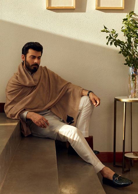 Kurta Pajama Shawl Men, Kurta Pajama Photoshoot Poses, Kurta Pajama Men With Shawl, Bengali Men Aesthetic, Fawad Khan Kurta Pajama, Shawl Outfit Men, Shawl Photography, Sadaf Fawad Khan, Vintage Indian Fashion