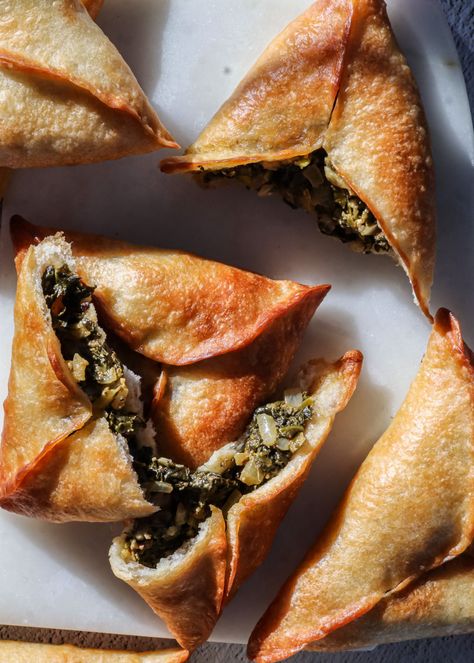 Stuffed with a tangy and aromatic spinach and onion filling, these vegan spinach pies (Fatayer Sabanekh) are a popular Middle Eastern food. Lebanese Spinach Pies, Vegan Lebanese Food, Vegan Spinach Pie, Middle Eastern Snacks, Vegan Middle Eastern Food, Spinach Samosa, Vegan Middle Eastern Recipes, Vegetarian Middle Eastern Recipes, Middle Eastern Vegetarian Recipes