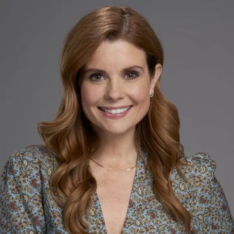 JoAnna Garcia Swisher as Lindsey on As Luck Would Have It Joanna Garcia Hair, Copper Highlights On Brown Hair, Joanna Garcia Swisher, Joanna Garcia, Eva Green, Female Actresses, Girl Celebrities, Copper Hair, Girl Crushes