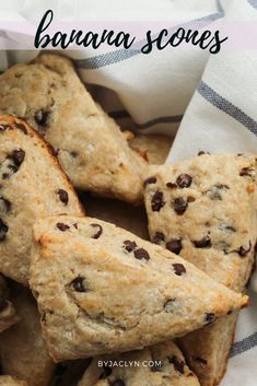 These banana chocolate chip scones are incredibly moist, easy to make and are perfect on the go! Banana Scones, Breakfast Scones, Chocolate Chip Scones, Scones Recipe Easy, Chocolate Scones, Homemade Scones, Banana Dessert, Banana Chocolate, Banana Chocolate Chip