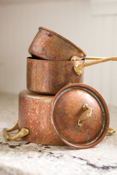 How To Clean and Polish Copper Naturally. Copper pots, copper bottom pots, sinks, mugs, anything you have! Tablet Recipe, Clean Copper, Clean Hacks, Homemade Toilet Cleaner, How To Clean Copper, Clean Baking Pans, Cleaning Painted Walls, Glass Cooktop, Deep Cleaning Tips