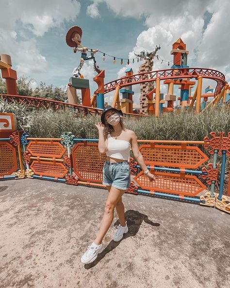 𝗯𝗿𝗼𝗼𝗸𝗲 𝗽𝗮𝗿𝗿𝗶𝘀𝗵 (@brookeeparrish) • Instagram photos and videos Hollywood Studios Photo Ideas, Disney Poses, Beto Carrero World, Disney Picture Ideas, Rootin Tootin, Disney Photo Ideas, Disney World Pictures, Disneyland Pictures, Disney Orlando