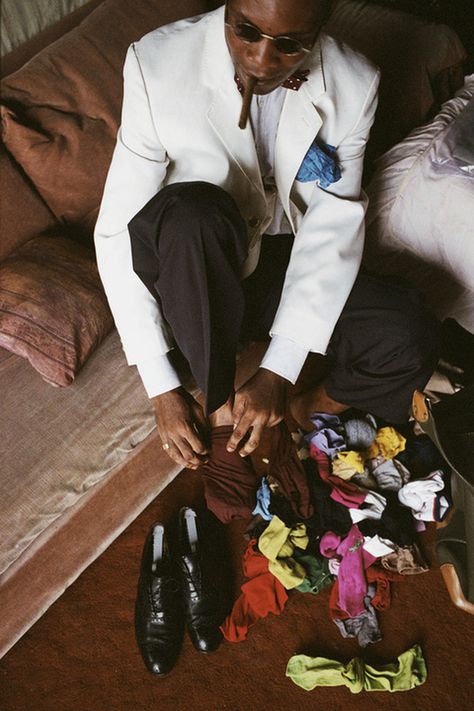 Congolese Sapeurs | NPR.com  A sapeur named Allureux decides to put on his maroon socks because they match with his elbow tie. The rule of the three colors — one should not match more than three colors at a time — is one of the principles of the Societe des Ambianceurs et des Personnes Elegantes. Sapeurs Congo, Congolese Fashion, Late 1960s, Savile Row, Sharp Dressed Man, The Society, Men Looks, Classic Man, French Fashion