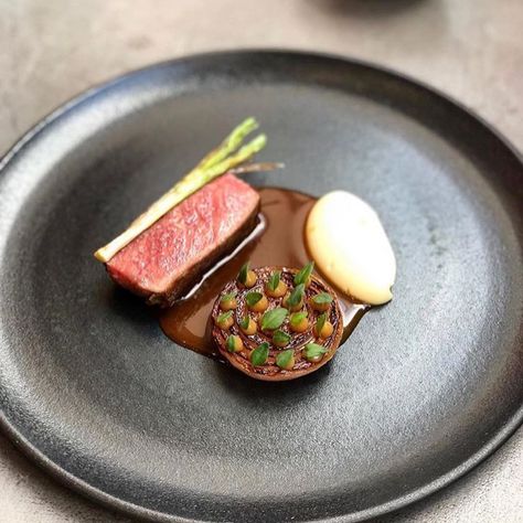 Dry Aged Cumbrian Beef, Parsnip Purée, Grilled Onion, Leek & Honey Purée Grilled Onion, Michelin Food, Beautiful Food Presentation, Parsnip Puree, Garlic Honey, Gourmet Food Plating, Fine Dining Recipes, Grilled Onions, Best Chef