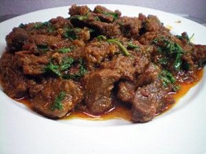 Foto Bhuna Gosht recipe. Juicy, thick and tender mutton curry that melts away in the mouth. Serve hot chapatis. Posted by Athena. Kaleji Recipe, Bhuna Gosht Recipe, Beef Madras, Bhuna Gosht, Butter Beef, Masala Tv Recipe, Cow Meat, Gosht Recipe, Pakistani Dishes