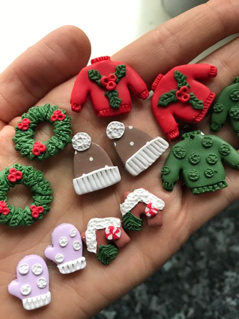 Christmas Polymer Clay Ideas Simple, Polymer Clay Christmas Wreath, Christmas Modeling Clay Ideas, Christmas Clay Ideas Diy Gifts, Polymer Clay Christmas Charms, Polymer Clay Christmas Ornaments Diy, Polymer Clay Crafts Christmas, Christmas Polymer Clay Ideas, Airclay Ideas