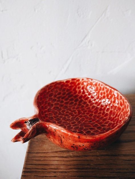 Pomegranate Bowl Ceramic, Ceramic Pomegranate Pottery, Fruit Ceramics, Pottery Pomegranate, Fruit Pottery, Pomegranate Bowl, Pomegranate Ceramic, Deco Fruit, Pomegranate Art