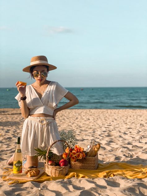 Sunset Beach Picnic, Picnic On The Beach, Picnic Inspo, Summer Shoot, Sunset Time, Summer Inspo, Beach Photo, Beach Photoshoot, Beach Picnic