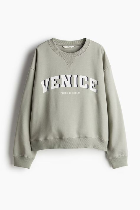 Motif-detail sweatshirt - Light sage green/Venice - Ladies | H&M GB Light Sage Green, Purple Sweatshirt, Sweatshirt Fabric, Preppy Outfit, Loose Fitting Tops, Oversized Hoodie, Workout Sweatshirt, Pink Sweatshirt, Oversized Sweatshirt