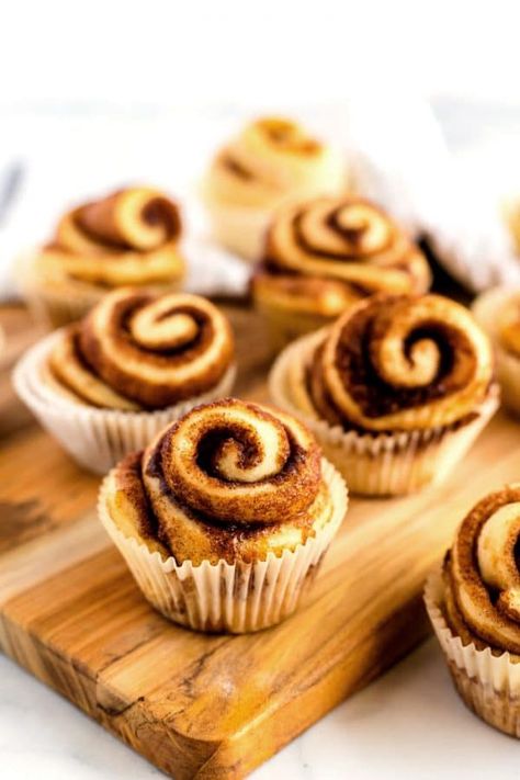 Packaging Cinnamon Rolls For Bake Sale, Cinnamon Rolls In Cupcake Pan, Cinnamon Roll Board, Wedding Cinnamon Rolls, Cinnamon Rolls Cupcakes, Cinnamon Rolls Pictures, Cinnamon Rolls Birthday, Breakfast Bake Sale Ideas, Cinnamon Roll Display