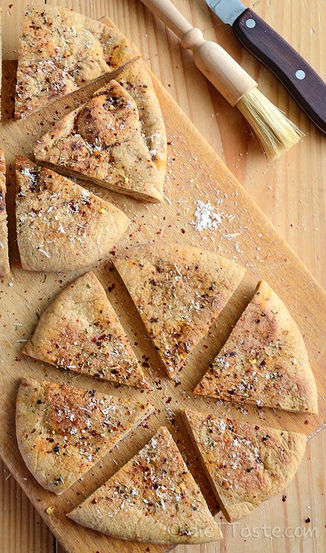 Pita Bread Seasoning, Pita Bread Chips, Healthy Pita Bread, Diy Pita, Recipe Chart, Bread Chips, Easy Organic Meals, Easy To Make Recipes, Homemade Pita