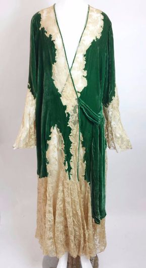 Vintage Ecru Lace and Green Silk Velvet Robe from the 1930's. This is in gorgeous conditon, the lace work is impeccable and the velvet is soft and a gorgeous emerald green color with a few tiny dark spots on the right shoulder. AVAILABLE FOR SALE ON ETSY: www.etsy.com/shop/audreysofnaples Vintage Floral Dresses, Hepburn Audrey, 30s Fashion, Vintage Wardrobe, Coat Racks, 1930s Fashion, 1920s Fashion, Historical Dresses, Women Party