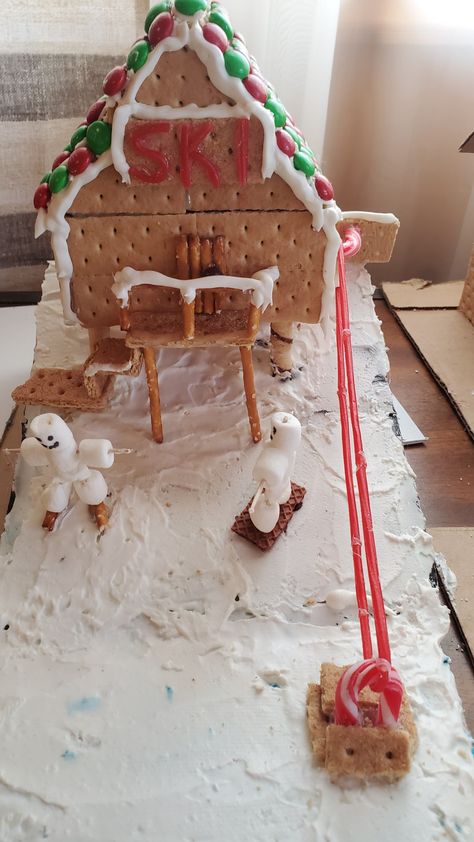 Ski Resort Gingerbread House, Gingerbread House Graham Crackers, Marshmallow People, Diy Gingerbread House, Graham Cracker Gingerbread House, Ginger Bread House Diy, Diy Gingerbread, Gingerbread Diy, Gingerbread Houses