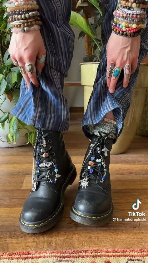 Diy Doc Martens, Doc Martens Aesthetic Grunge, Diy Whimsigoth, Whimsigoth Shoes, Diy Hippie Jewelry, Whimsigoth Diy, Hippie Shoe, Grunge Crafts, Hippie Jewelry Diy