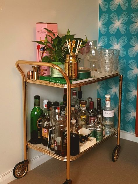 Sage Apartment, Gin Trolley, Drink Trolley, Turret Room, Farm Hacks, Trunk Or Treat Ideas, Diy Bar Cart, Gold Drinks, Bar Trolley