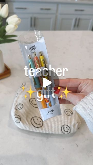 Elaina Zinke on Instagram: "Comment TEACHER to get links to everything here sent straight to your inbox! 🍎  **Also linked in my LTK (in my bio) under “Teacher Gift” 🍎  Teacher appreciation week is next week (May 6th- 10th) and we’re getting close to the end of the year! Here’s an easy idea to show your teacher a little love! 🍎  #teachergifts #teachergift #teachergiftideas #teacherappreciation #endofschoolgift #teacherappreciationweek" Teacher End Of Year, Class Gifts, Class Gift, End Of School, Teacher Appreciation Week, Pen Gift, Gifts For Teachers, Gift Teacher, End Of The Year