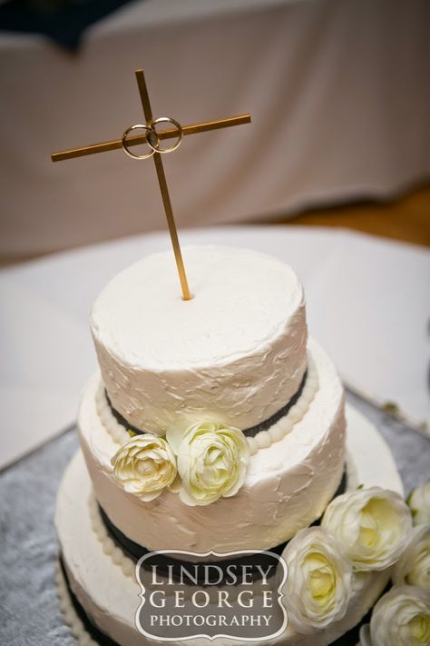 Christian Wedding Cake Toppers, Cross Wedding Cake Topper, Christian Wedding Cake, Wedding Ring Cake, Traditional Catholic Wedding, Marriage Blessing, Ring Cake Topper, Catholic Wedding Traditions, Wedding Toppers