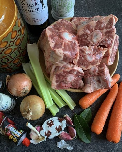 Bone Marrow Soup, Oxtail Soup, Oxtail Stew, Easy Beef Stew, Oxtail Recipes, Winter Warmers Recipes, Broth Recipes, Vegetable Puree, Bone Marrow