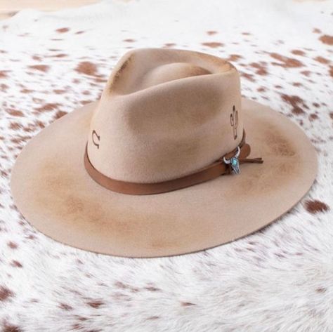 Charlie 1 Horse Sand Lakota - Felt Cowboy Hat | Chasing Elly Apparel Co. Womens Western Hats, Womens Western Fashion, Charlie 1 Horse Hat, Honey Bee Jewelry, Cowboy Shop, Charlie Horse, Western Gifts, Felt Cowboy Hats, Bee Jewelry