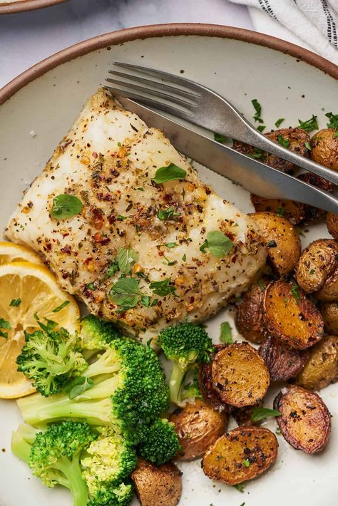 Oven Baked Chilean Sea Bass Recipe, Baked Sea Bass Recipes, Sea Bass Recipes Baked, Chilean Sea Bass Recipe Baked, Sea Bass Recipes Healthy, Garlic And Herb Marinade, Corvina Fish Recipes, Chilean Sea Bass Recipe, Bass Recipes