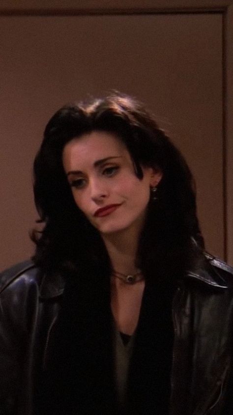 Hairstyles For All Hair Types, Friends Outfits, Courtney Cox, Monica Geller, All Hair Types, Trendy Hairstyles, Hair Types, Leather Jacket, Hairstyles