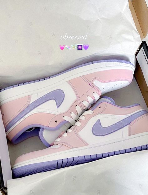 Sneakers Nike Jordan, Trendy Shoes Sneakers, Preppy Shoes, Pretty Shoes Sneakers, Jordan Shoes Girls, All Nike Shoes, Nike Air Shoes, Cute Nike Shoes, Fresh Shoes