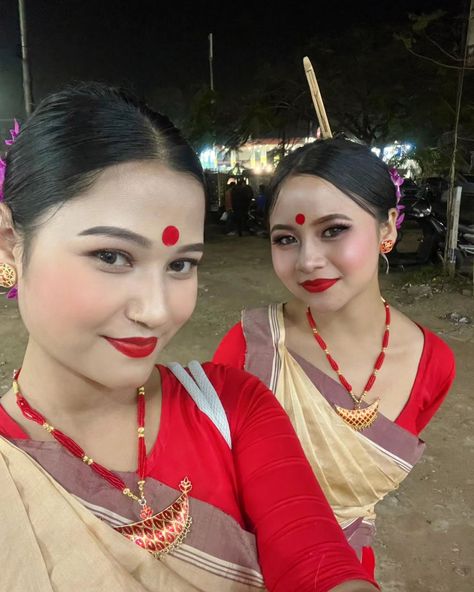 🤍 . . . . #instagram #photooftheday #explore #bihu #assam #traditional #liketime #selengpeleng #kongkona #japi #mekhelasador #assamesegirl #assamdiaries #lovebihu #dancer Bihu Assam, Assamese Girl, Beautiful Blonde Hair, Indian Aesthetic, Bollywood Girls, Ideas For Instagram Photos, Cabin Crew, Girly Photography, Kim Taehyung