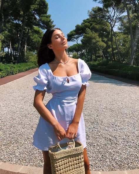 Soaking up the sun: The brunette bombshell shared a sultry snap of her outfit on Instagram... Camilla Morrone, Camila Morrone, Easy Style, Vestidos Vintage, Mode Inspo, Looks Vintage, Spring Summer Outfits, Outfits Casuales, Spring Summer Fashion