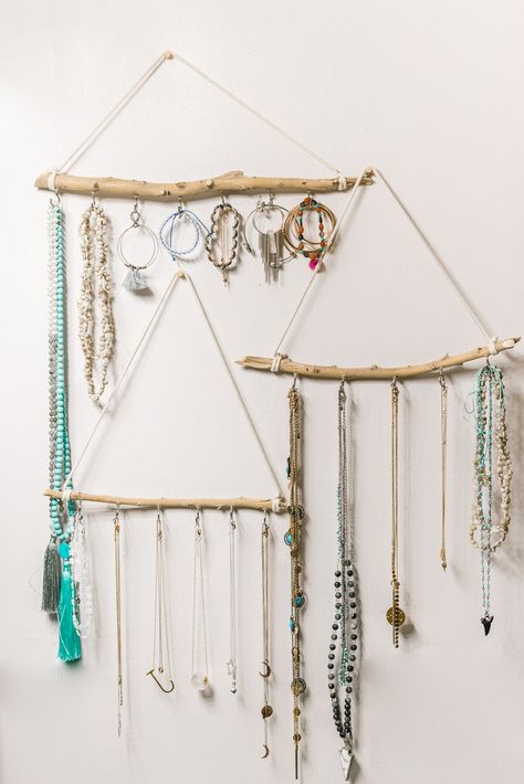 Diy Jewelry Hanger, Diy Necklace Holder, Jewelry Cleaner Diy, Diy Necklace Display, Boho Jewelry Diy, Vintage Jewelry Diy, Diy Jewelry To Sell, Jewelry Display Case, Diy Jewelry Display