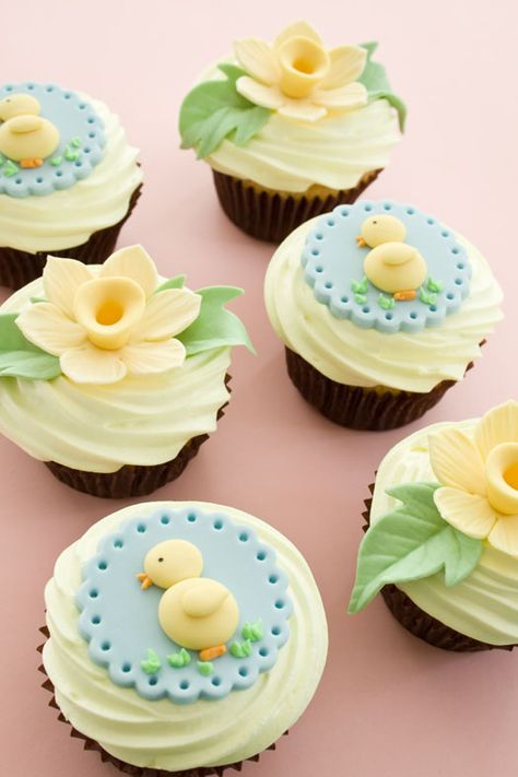 Lemon Vanilla Cupcakes with yellow meringue frosting--love this buttery yellow color! and the daffodil toppers Easter Cupcake Toppers, Cupcakes Design, Easter Cupcake, Spring Cupcakes, Mini Torte, Cake Mini, Pretty Cupcakes, Easter Baking, Beautiful Cupcakes