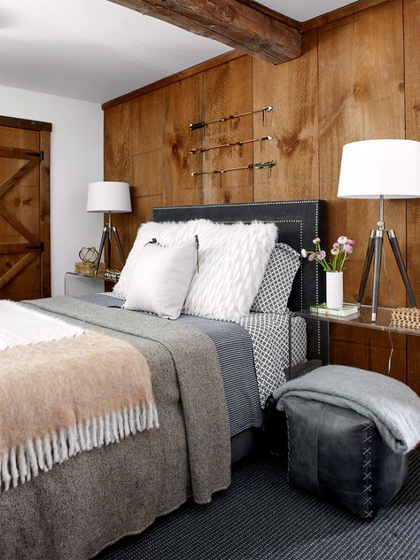 Cabincore Decor, Bedroom Accent Wall, Black Accent Walls, Rustic Farmhouse Living Room, Ski House, Accent Wall Bedroom, Bedroom Accent, New England Homes, Wallpaper Accent Wall